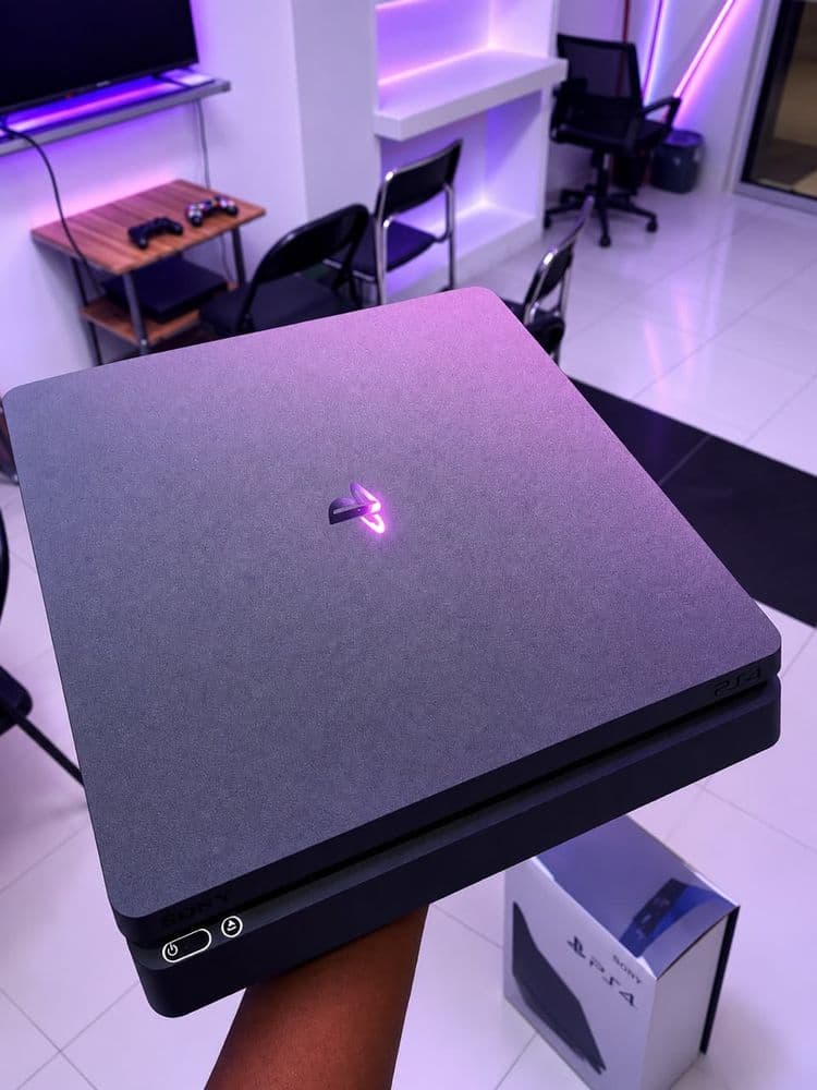 PS4 SLIM 500GB et une manette (sur boîte interne)