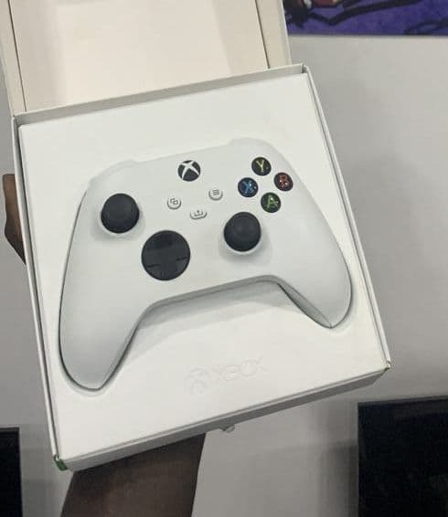 1 Manette XBOX blanche avec boîte